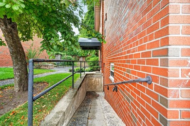 Here is your chance to own a well maintained 1 bedroom apartment - photo 32