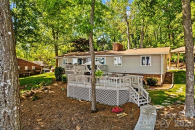 Location truly says it all! This stunning 1,683 sq ft 3BR/2BA - photo 34