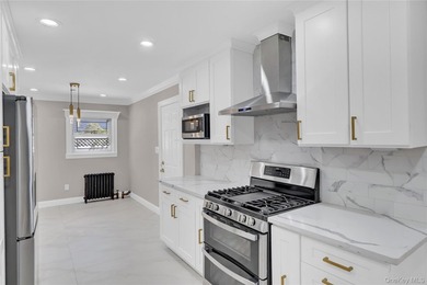 Welcome to This Stunning Colonial in Prime Freeport! Don't miss - photo 17