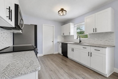 Welcome home to this charming three bedroom, two bathroom single - photo 11