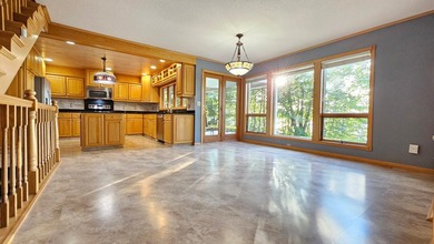 Welcome to this stunning lakefront year-round home, perfectly - photo 17