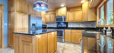 Welcome to this stunning lakefront year-round home, perfectly - photo 18