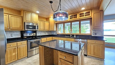 Welcome to this stunning lakefront year-round home, perfectly - photo 19