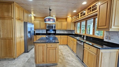 Welcome to this stunning lakefront year-round home, perfectly - photo 20