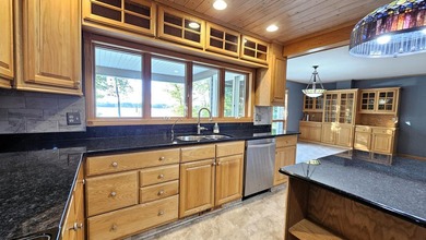 Welcome to this stunning lakefront year-round home, perfectly - photo 21