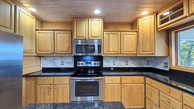 Welcome to this stunning lakefront year-round home, perfectly - photo 22