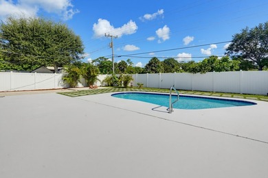 Welcome home to this charming three bedroom, two bathroom single - photo 26