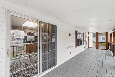 Recently renovated 2004 manufactured home located in a desirable - photo 3