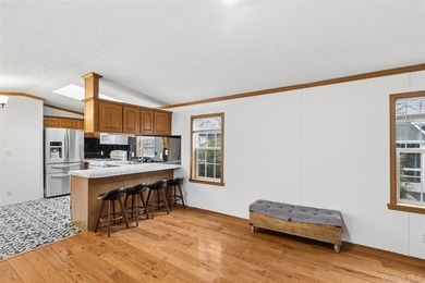 Recently renovated 2004 manufactured home located in a desirable - photo 8