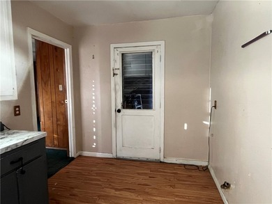 Welcome to this cozy 3bed 2bath unfurnished home. Calling all - photo 2