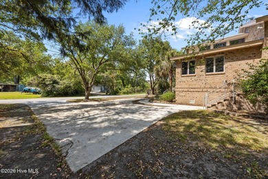 Welcome to 401 Harbor Dr, where waterfront living meets a - photo 11