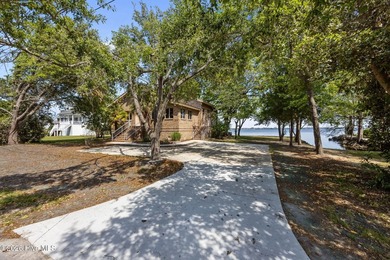 Welcome to 401 Harbor Dr, where waterfront living meets a - photo 12