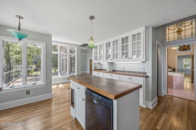 Welcome to 401 Harbor Dr, where waterfront living meets a - photo 20