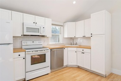 Welcome to your perfect Hamptons retreat in the heart of Hampton - photo 4