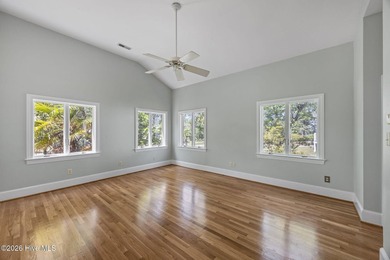 Welcome to 401 Harbor Dr, where waterfront living meets a - photo 35