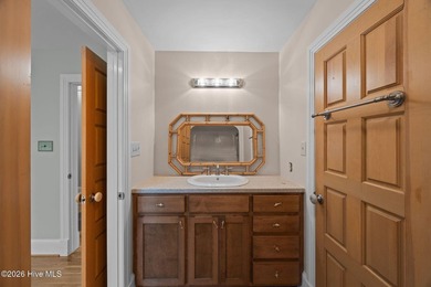 Welcome to 401 Harbor Dr, where waterfront living meets a - photo 36
