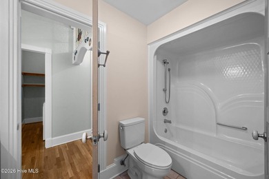 Welcome to 401 Harbor Dr, where waterfront living meets a - photo 37