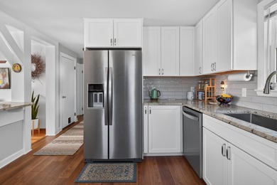 Welcome to 147 Rowe Avenue, nestled just a 3 minute stroll from - photo 8