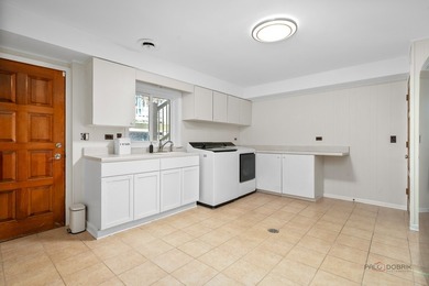 Welcome to this exceptional 5-bedroom, 4.1-bath ranch home - photo 35