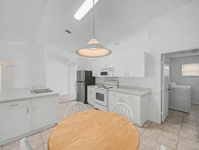 Welcome to this spacious 3-bedroom, 2-bathroom home ideally - photo 11