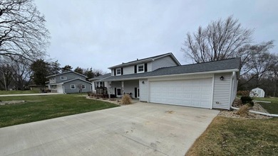 Located at the edge of town in the Lakeland subdivision, and - photo 4