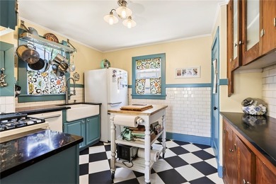 Welcome to this lovely 1920's 2 Bedroom, 2 Bath Colonial in - photo 11