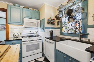 Welcome to this lovely 1920's 2 Bedroom, 2 Bath Colonial in - photo 12