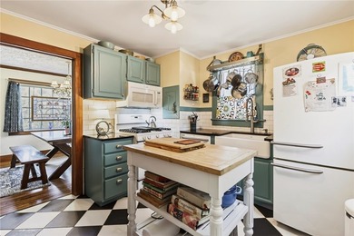 Welcome to this lovely 1920's 2 Bedroom, 2 Bath Colonial in - photo 14