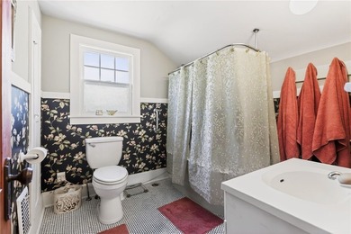Welcome to this lovely 1920's 2 Bedroom, 2 Bath Colonial in - photo 17