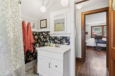 Welcome to this lovely 1920's 2 Bedroom, 2 Bath Colonial in - photo 18