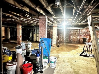 FULLY OCCUPIED Spacious mixed-use investment opportunity - photo 18