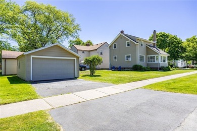 Welcome to this lovely 1920's 2 Bedroom, 2 Bath Colonial in - photo 27