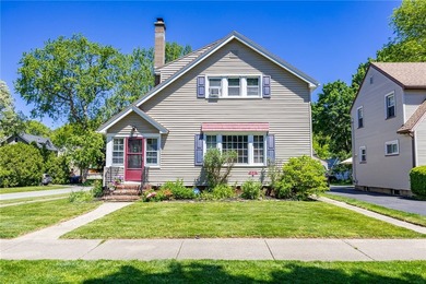 Welcome to this lovely 1920's 2 Bedroom, 2 Bath Colonial in - photo 28