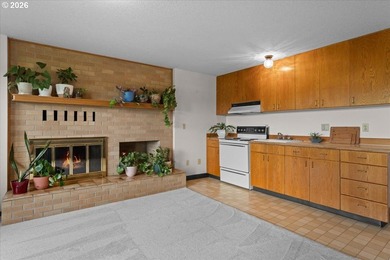 Perched atop a bluff overlooking the Sandy River Valley, this - photo 29