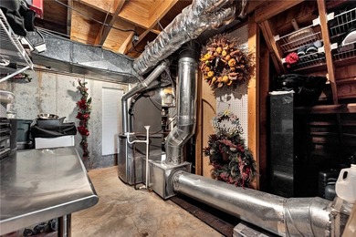 BOAT SLIP w/lift conveys at end of cul-de-sac. Remodeled luxury - photo 48