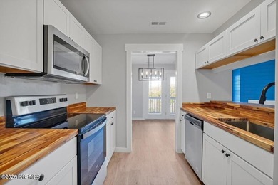 Beautifully renovated 3-bedroom, 2-bath condominium in a prime - photo 3