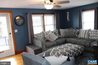 Charming, cozy home on 2.180 AC with mountain views. Hardwood