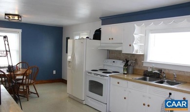 Charming, cozy home on 2.180 AC with mountain views. Hardwood