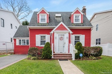 WELL KEPT CAPE IN THE HEART OF NORTH SEAFORD! THIS QUAINT - photo 2