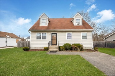 4-bedroom home with a flexible layout in Bay Shore and a - photo 1