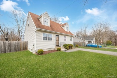 4-bedroom home with a flexible layout in Bay Shore and a - photo 2