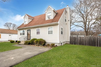 4-bedroom home with a flexible layout in Bay Shore and a - photo 3
