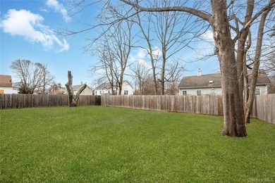 4-bedroom home with a flexible layout in Bay Shore and a - photo 4