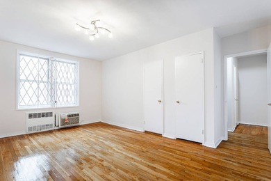 Beautifully renovated 1-bedroom, 1-bathroom co-op apartment - photo 8