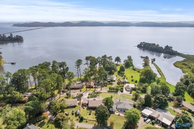 Lake Home For Sale in Guntersville, Alabama