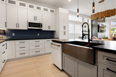 MOTIVATED SELLER WILL LOOK AT ALL OFFERS! This stunning - photo 9