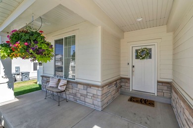 LIKE NEW IN THE HEART OF MAPLETON! This beautifully maintained - photo 4