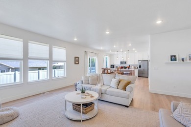 LIKE NEW IN THE HEART OF MAPLETON! This beautifully maintained - photo 9