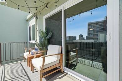Bright third-floor with city views, stone kitchen, custom closet - photo 22