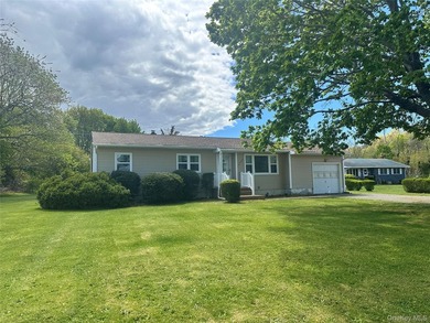 Opportunity Awaits In The Heart of Cutchogue! This 3-bedroom - photo 2